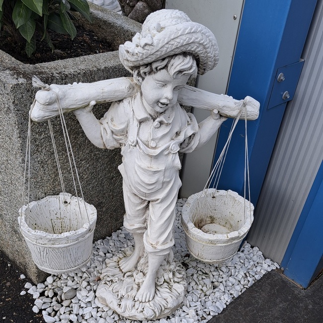 Gartenfigur Knabe mit korb